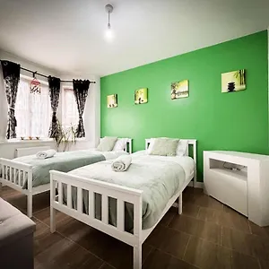 Apartamento Spacious Modern Townhouse *