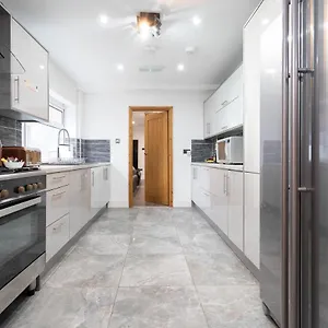 Guest house Luxury Townhouse - Edgbaston - Parking - Smart Tv - Fast Wifi - 7 Bedrooms - 16 People - Rated *