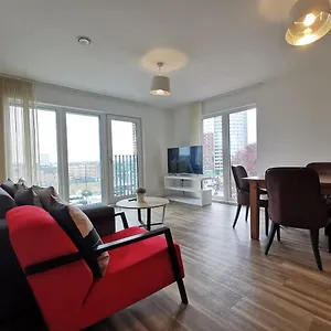 Spacious Centre At Lexington Gardens By Hf Group 아파트 *