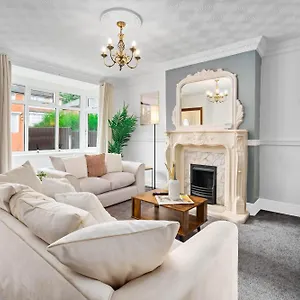 Holiday home Luxurious 3 Bedroom House With Parking 73b - Rated - Netflix - Wifi - Smart Tv