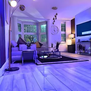 *luxury 9ine Lush Jacuzzi & Balcony* Apartment *