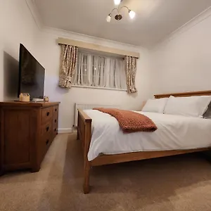 Elmdon House With 4 Spacious Bedrooms To Choose Rum i privatbostad *
