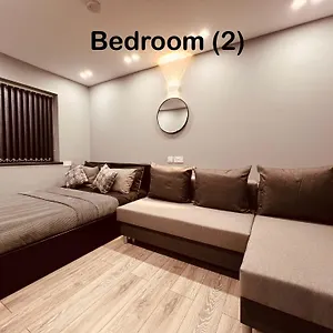Urban Escape *4 Bedroom House* With Free Parking