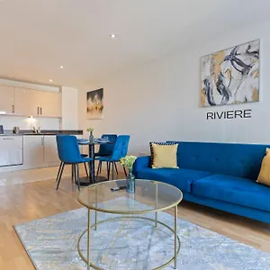 Spacious 2 Bedroom Apartment-city Centre - Free Parking- Sleeps 5 *