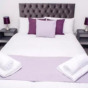 Homestay In Sleeps 8 - Free Parking & Wifi 2*