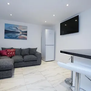 Hagley West House: Spacious 5-bedroom With Motorway Access