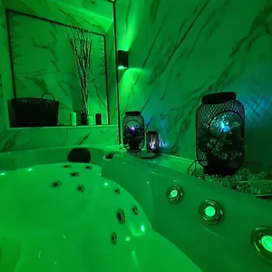 Luxury 9ine The Exclusive Jacuzzi Apartment *