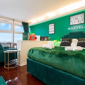 Maevela - Floor Rolex Themed Studio Apt Inside The Cube, Mailbox - Free Netflix & Wifi Birmingham