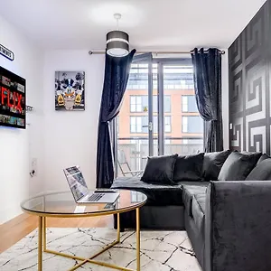 Maevela - Arcadian Versace Themed Apt ☆ Huge Balcony / Free Parking → Free Netflix -2 Min Walk From Hippodrome Theatre, Arcadian, China Town, Sidewalk Club, Gay Village, 5 Mins From New Street Train Station - Grand Ce Apartment *