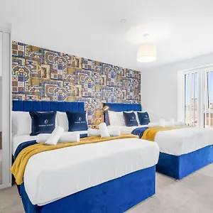 The Versace With 4 Beds And Secure Free Parking Apartament