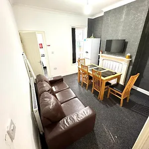 Three Rose Manor At Warwick Road Near Airport *