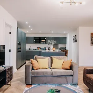 Spacious Pad Canal-view Balcony Family Contractors Apartment Birmingham