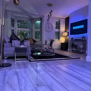 Lush Jacuzzi 2 Bedrooms With Balcony & Parking Apartmán
