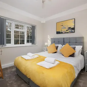 Hébergement de vacances Family-friendly 4-bed Near Parks & Transport Links