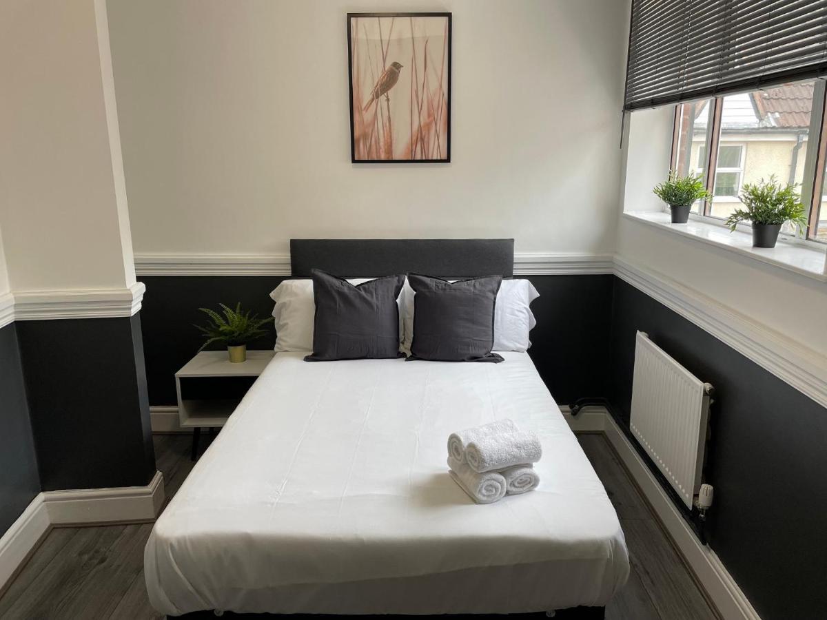 Pluxa Bearwood Hotel Double Bedroom With Car Park Birmingham