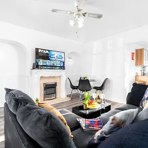 Three Bed House - Garden - Parking - 5 Guests - Fast Wifi - Netflix - 83b Birmingham